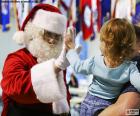 Девушка очень счастлива сказать Привет Санта-Клауса
